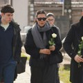 I prva supruga Nebojše Glogovca stigla na sahranu njegovog oca: U rukama nosila belu ružu