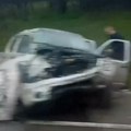 Први снимци тешке несреће Код Бубањ потока: Ауто се испревртао, скроз згужван, повређене возе у Ургентни, стварају се…