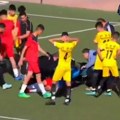 Uznemirujuće: Fudbaler (17) preminuo nakon povreda zadobijenih tokom meča (video)