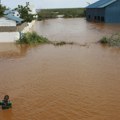 Najmanje 20 mrtvih Nastradali u poplavama, jake kiše padaju danima, pukla brana (foto)