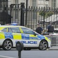 Zakucao se kombijem u kuću, pa mačetom napao više građana i policajaca u Londonu (VIDEO)