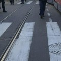 Bahata scena zabeležena na tramvajskim šinama! Vozač se parkirao i ostavio auto, tramvaj nije mogao da krene! (foto)