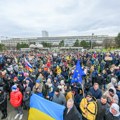 Stotine ljudi protestuju ispred Vlade u Bratislavi: Demonstranti nezadovoljni što je slovački premijer Fico bio u poseti…