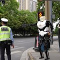Forbes Magazin: Roboti policajci na ulicama u Kini (VIDEO)