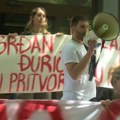 (VIDEO) Ko su "teroristi" - pročitali su građani ispred suda u Novom Sadu