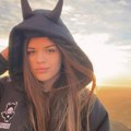Mma borkinja razbesnela javnost: Anastasija naterala orangutana da puši vejp, pa se još i hvalila snimkom! "Sigurno je dobila…