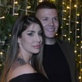 Supruga slobe radanovića se opustila: Sedi na travi u papučama usred šume - evo šta Jelena radi, gole noge u prvom planu (foto)…