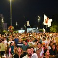 Građani se okupili ispred niškog parlamenta, gde se veća o smeni gradonačelnika