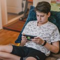 Tinejdžeri u Grčkoj preterano koriste mobilne telefone, 2050. će 70 odsto dece u Evropi imati miopiju