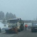 Vozači se upozoravaju na jednu opasnu pojavu: U ovom delu Srbije vanredno stanje, palo preko 20 cm snega