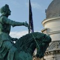 Šokantna krađa u Parizu: Muškarac se popeo na statuu Jovanke Orleanke, pa otrgao mač