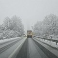 Sneg okovao Zapadnu Srbiju, tokom noći palo preko 20 centimetara: Na terenu 12 ekipa a uključena i teška mehanizacija – svuda…