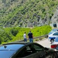 Povređeni prevezeni u bolnicu! Teška nesreća na putu Kraljevo-Raška, stvaraju se zastoji (foto)