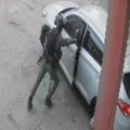 Uznemirujući snimak sa zapadne obale: Izraelski policajac baca šok-bombu u auto sa Palestincima pa blokira vrata da vozač ne…