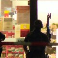 Talačka kriza u Berlinu: Muškarac zatvorio ženu u supermarketu (video)