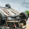 Silovit udes u Mladenovcu! Automobil se prevrnuo nasred ulice, pogledajte snimak nesreće!