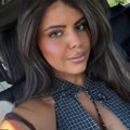 Azra se potpuno transformisala: Pevačica opalila selfi, pokazala promenu, a ljudi gledaju u njen dekolte i komentarišu (foto)