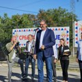 Vučić stigao u Kraljevo: U okviru posete Raškom okrugu razgovara sa građanima
