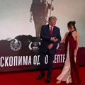 Gala premijera filma "Čuvar ikone Svetog Đorđa": Radoš Bajić ruku pod ruku sa mladom glumicom, Suzana Mančić sa ćerkom, a tu…