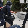 Nastavljaju se protesti srednjoškolaca u Francuskoj, gomilaju se optužbe za policijsku brutalnost: Gradonačelnik Sen Denija…