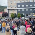 Srbi ga gađali jajima i crvenom bojom: Prištinski ministar infrastrukture ušao u zgradu opštine u Leposaviću uprkos…