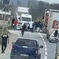 Nadamo se samo da nema nastradalih, auto je skroz smrskano: Teška saobraćajna nezgoda u Adranima kod Kraljeva (FOTO)(VIDEO)