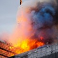 Izbio požar u zgradi Berze u Kopenhagenu, srušio se njen vrh - simbolični upleteni repovi zmajeva