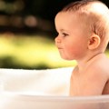 Kako prepoznati da je bebi vruće i kako da je zaštitimo?