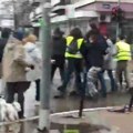 Pretučen čovek u Novom Sadu tokom protesta opozicije (video)