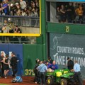 Uznemirujuće! Tragedija na stadionu! Navijač pao sa tribina tokom meča, igrači u šoku!