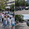 (Foto) najlepša slika iz novog sada Maturanti prodefilovali centrom, ispred njih stari mercedes sa trobojkama- Okupljanje…
