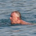 Gazi osmu deceniju i nema problem da pokaže telo: Mima Karadžić je samo jednom objavio fotografiju u kupaćem i dobio sve…