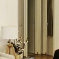 Dnevna soba sva u belom: i cveće na sve stane: Zavirite u dom Vesne Dedić, evo kako izgleda voditeljkin kutak za odmor (foto)