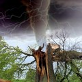 (Video) Tornado kraj Kraljeva Vrtlog počeo da nosi sve sa sobom u sred bela dana
