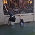 Turisti opet napravili haos u Veneciji: Zbog gluposti prevrnuli gondolu, grčevito se držali za rešetke da ne potonu (video)