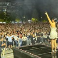 Zorana izašla pred oko 15 hiljada ljudi u "vrućem miniću", kad je zapevala ovaj hit - nastao je lom u Leskovcu