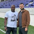 Legenda premijer lige u poseti grafičaru: Ovde deca na treninge dolaze nasmejana i srećna i to je najvažnije