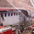 Veliki požar u industrijskoj zoni Novog Pazara i dalje aktivan, bez ljudskih žrtava