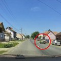 Jak udes u Šidu: Sudarili se motor i traktor, Hitna prevezla povređenog vozača
