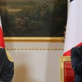 Makron u tamnim naočarima ponovo izazvao pažnju javnosti