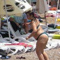 Miljana Kulić se skinula u bikini Uhvatili smo je u Crnoj Gori na plaži: Dok ona spava Siniša uči Željka da pliva, a Marija i…
