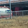 (Foto) Kamion sa cisternom zaglavljen ispod nadvožnjaka na Zrenjaninskom putu: Stvaraju se gužve
