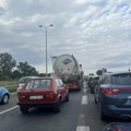 Lančani sudar na pančevačkom putu: Slupana 4 automobila, saobraćaj u kolapsu (foto)