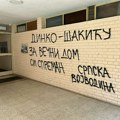 Grafit mržnje na ulazu u zgradu u kojoj živi Dinko Gruhonjić