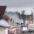 Gori ruski vojni brod Ukrajinci ispalili raketu na Crnomorsku flotu, izbio požar (video)