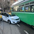 Sudarili se tramvaj i taksi: Kolaps u Bulevaru kralja Aleksandra (foto, video)