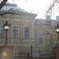 Šta se dešava u Jovinoj gimnaziji: Administracija za klupom u dvorištu, panoi bez direktora