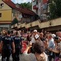 Saslušanje uhapšenih posle protesta u Užicu, okupljeni građani pružaju podršku privedenima