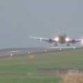 Dramatičan snimak sa aerodroma Sletanje aviona koje ostavlja bez daha