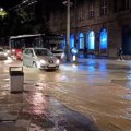 Pukla vodovodna cev na uglu Krunske i Kneza Miloša, delovi ulica pod vodom